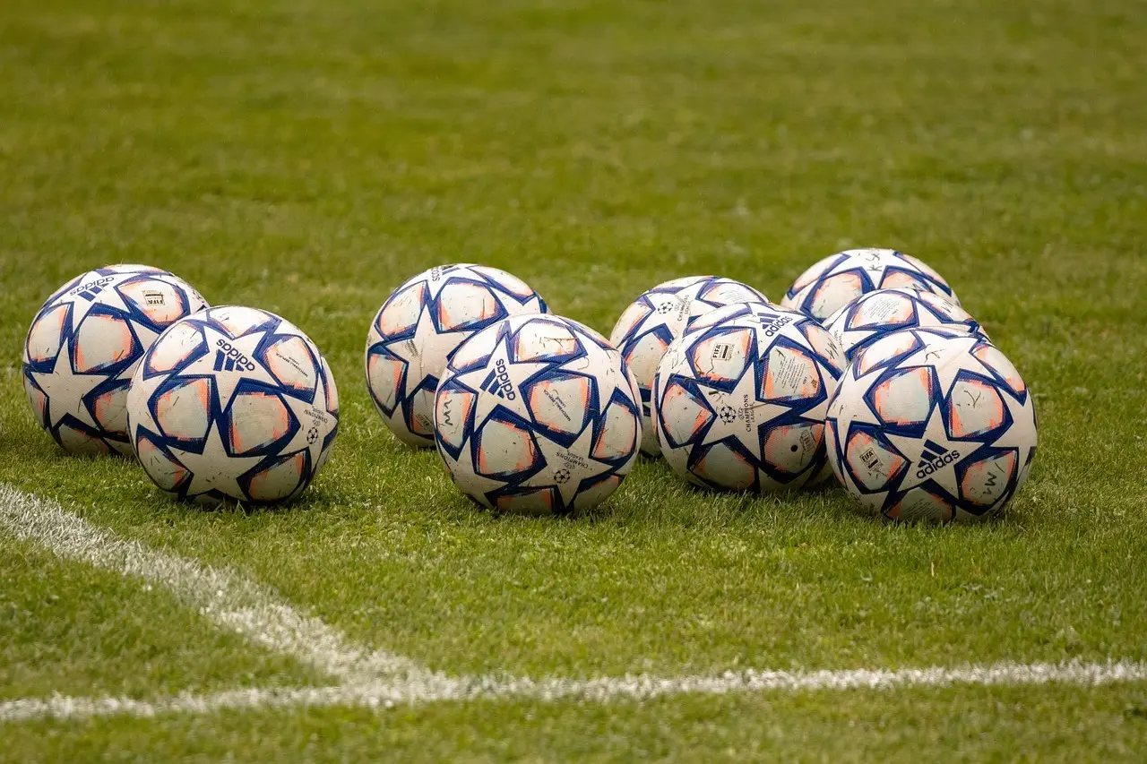 Runde 36 i 2. Lig: sene afgørelser, sikre hjemmesejre og en seksmåls-deling